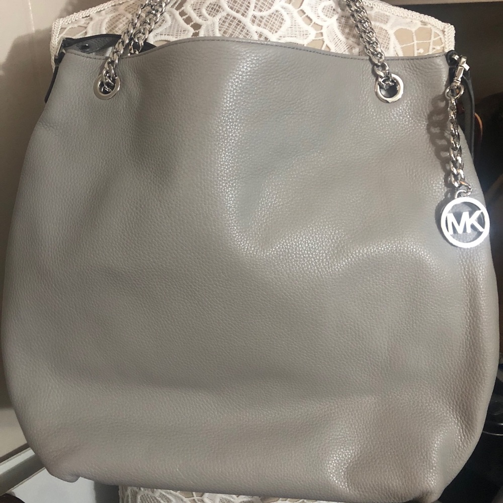 Michael Kors  Chain Shoulder Tote In Pearl Grey